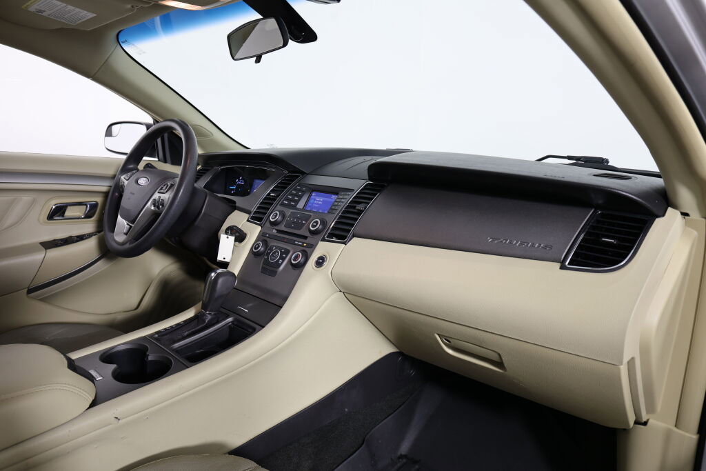 Used 2015 Ford Taurus SE image 23