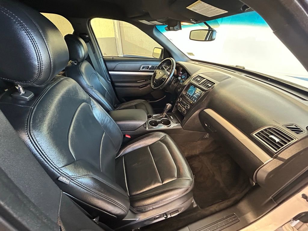 Used 2017 Ford Explorer XLT w/ Equipment Group 202A image 16