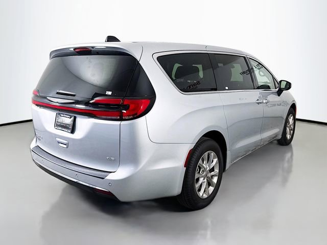 Used 2023 Chrysler Pacifica Touring-L image 7