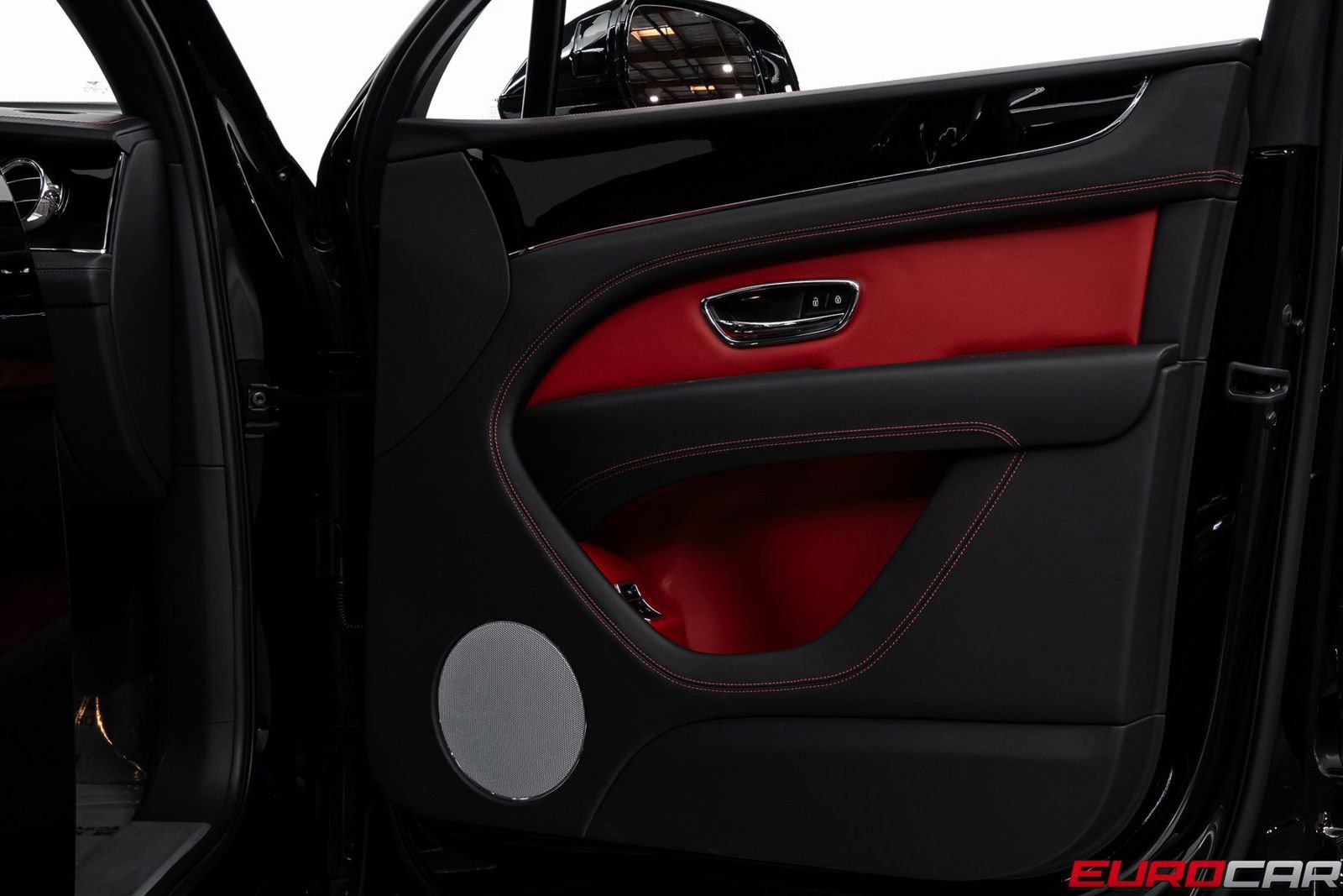 Used 2024 Bentley Bentayga image 23