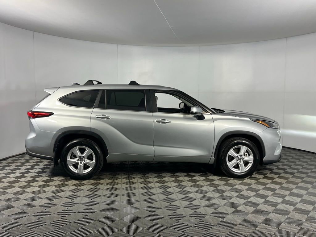 Used 2023 Toyota Highlander LE image 4