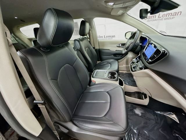 Used 2024 Chrysler Pacifica Touring-L image 27