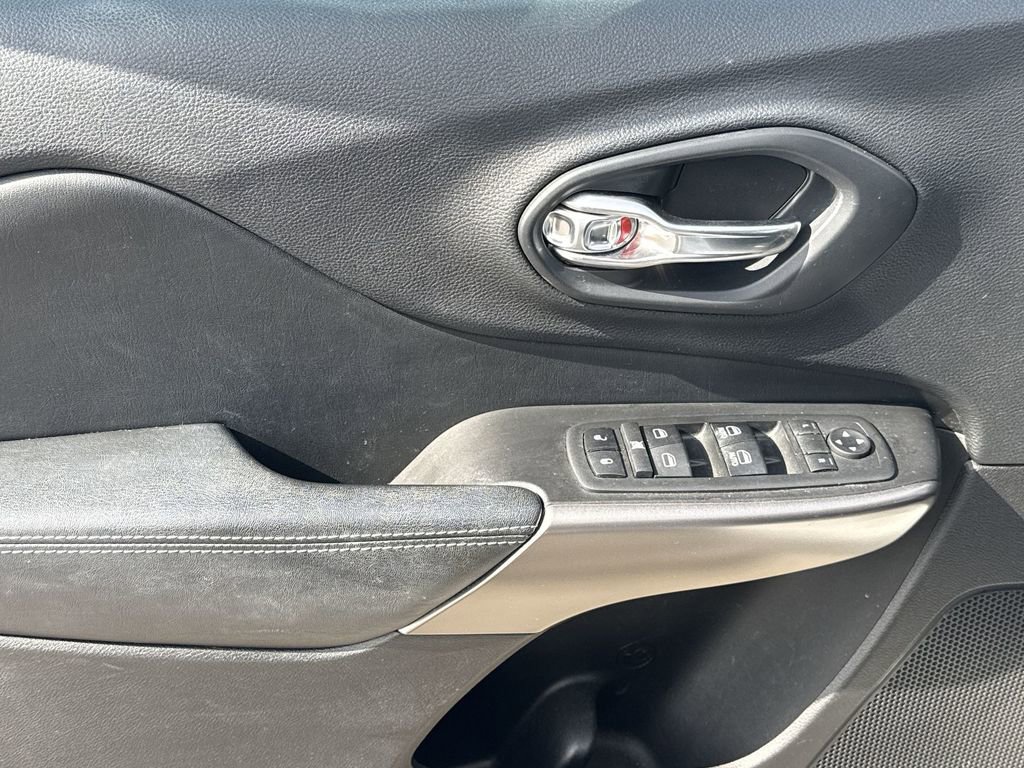 Used 2019 Jeep Cherokee Latitude Plus w/ Cold Weather Group AWD/4WD image 15