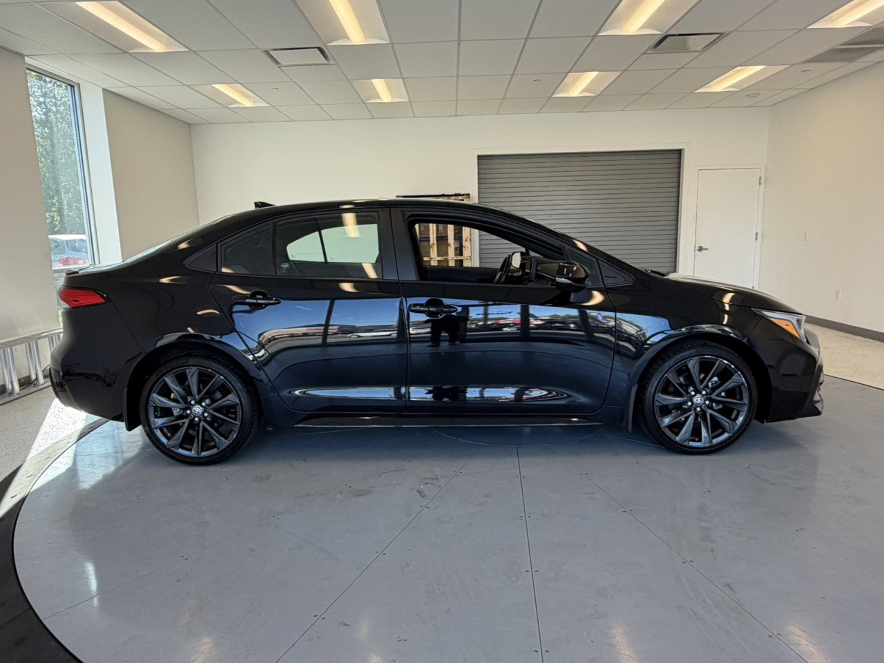 Used 2023 Toyota Corolla SE w/ Carpet Mat Package (TMS) FWD image 7