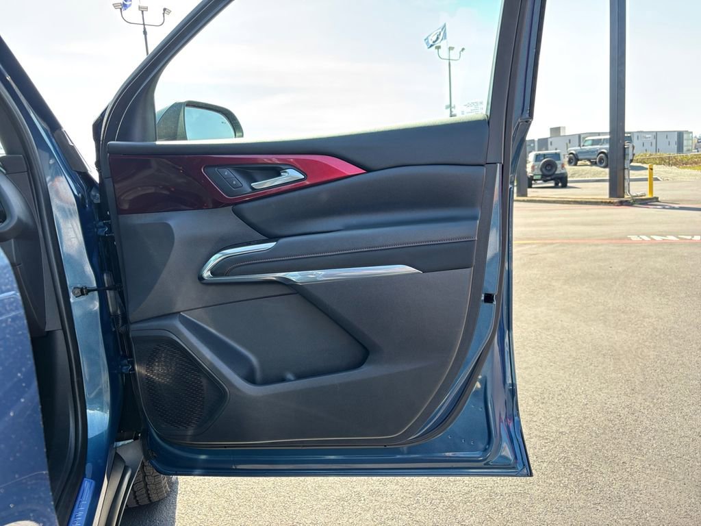 Used 2025 Chevrolet Traverse Z71 w/ Driver Confidence Package image 26