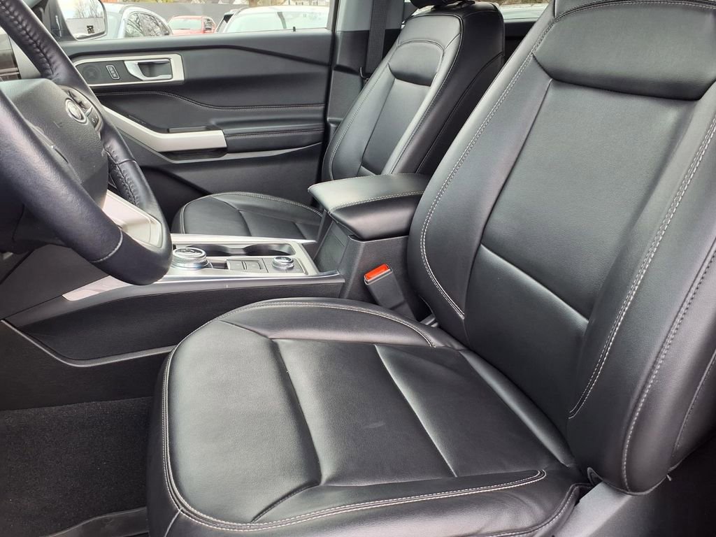 Used 2023 Ford Explorer XLT w/ Equipment Group 202A AWD/4WD image 3