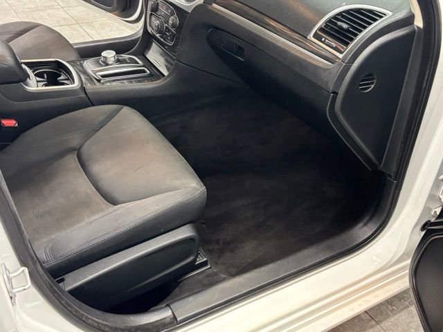 Used 2018 Chrysler 300 Touring w/ Chrome Appearance Package RWD image 25