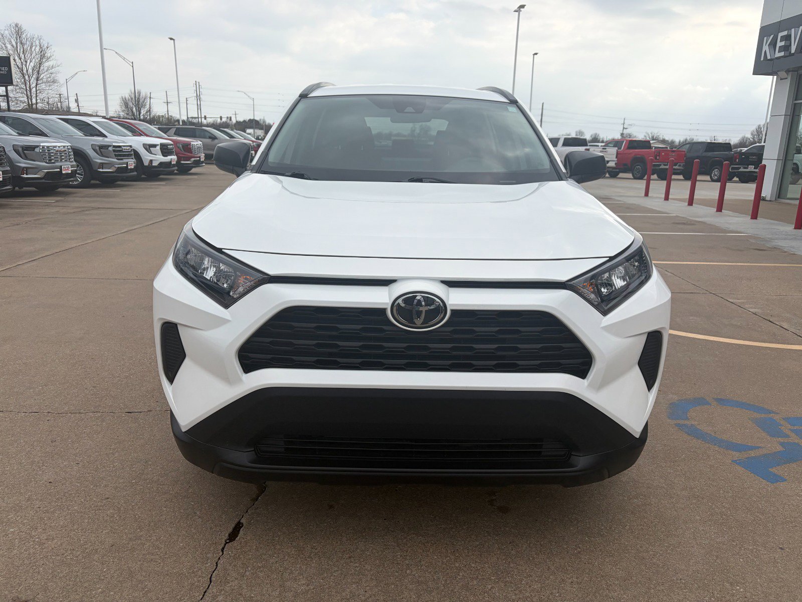 Used 2020 Toyota RAV4 LE FWD image 2