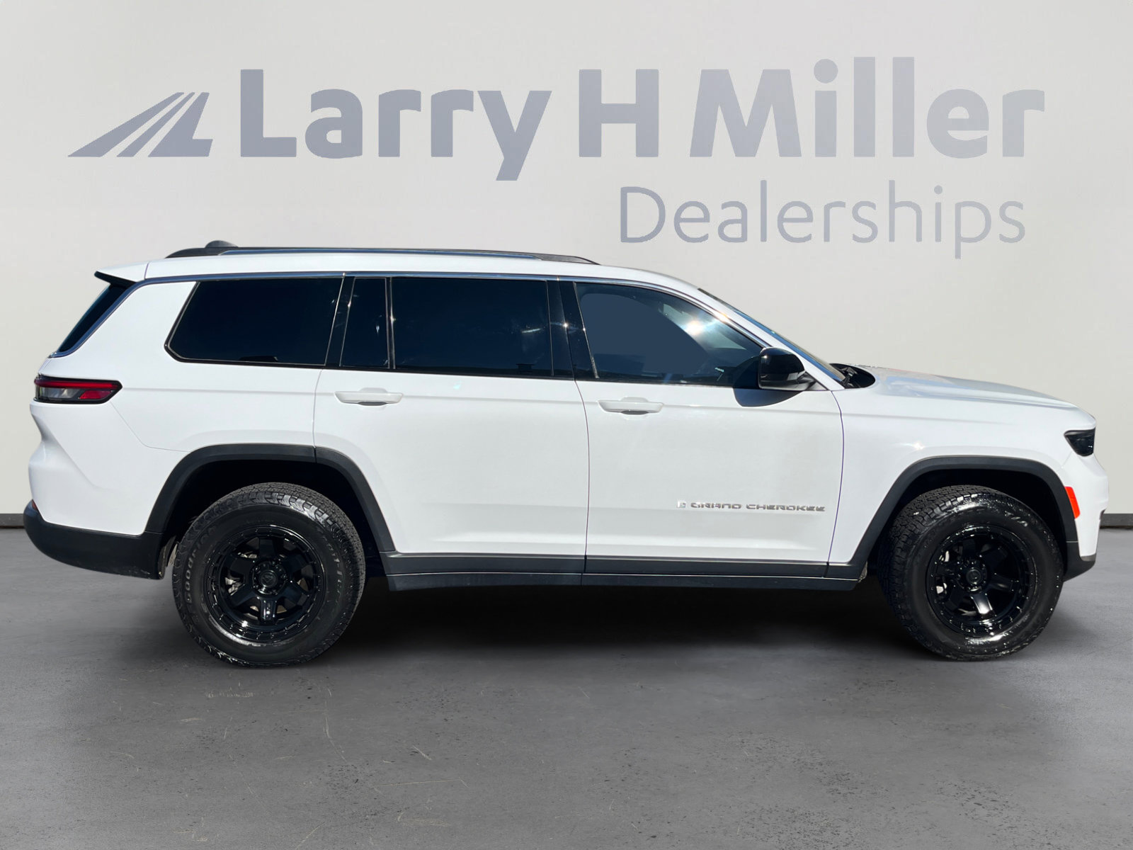 Used 2021 Jeep Grand Cherokee L Laredo w/ Luxury Tech Group I AWD/4WD image 6