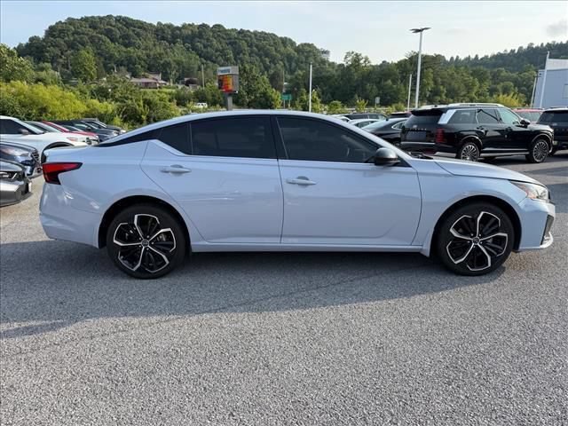 Used 2023 Nissan Altima 2.5 SR AWD/4WD image 13