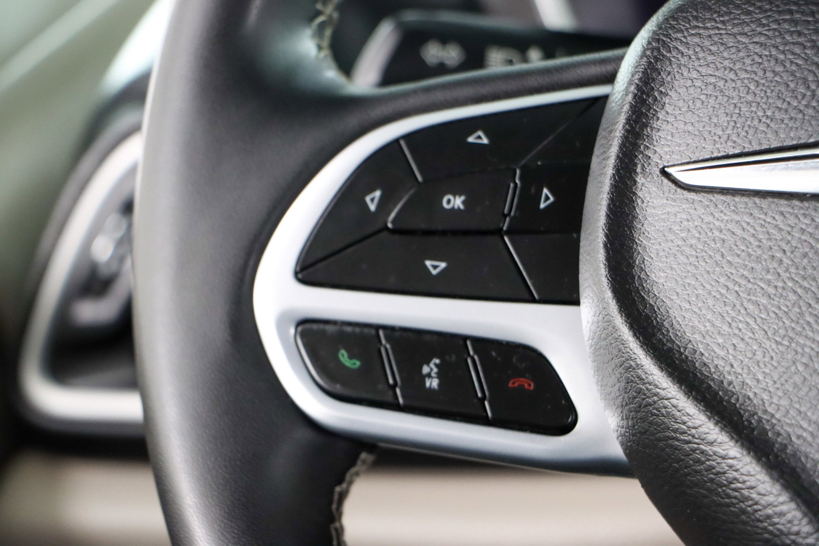 Used 2023 Chrysler Pacifica Touring-L image 13