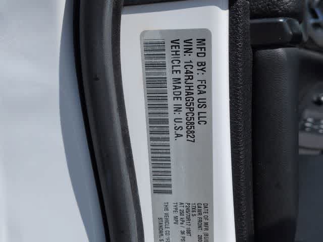 Certified 2023 Jeep Grand Cherokee Laredo AWD/4WD image 35