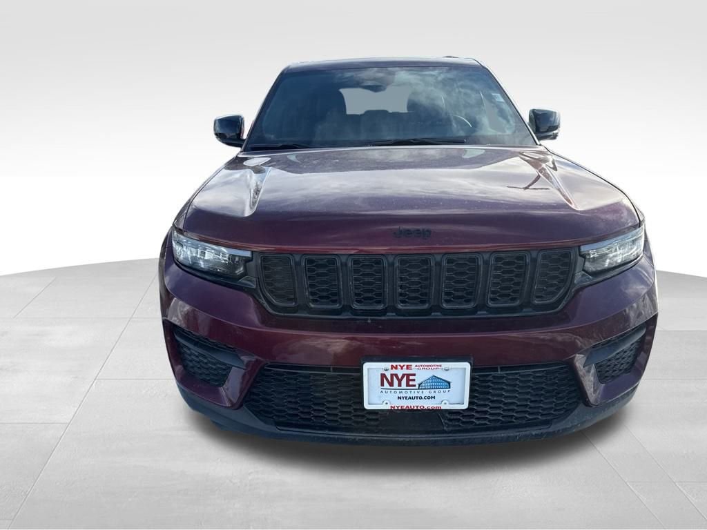 Used 2025 Jeep Grand Cherokee Altitude image 10