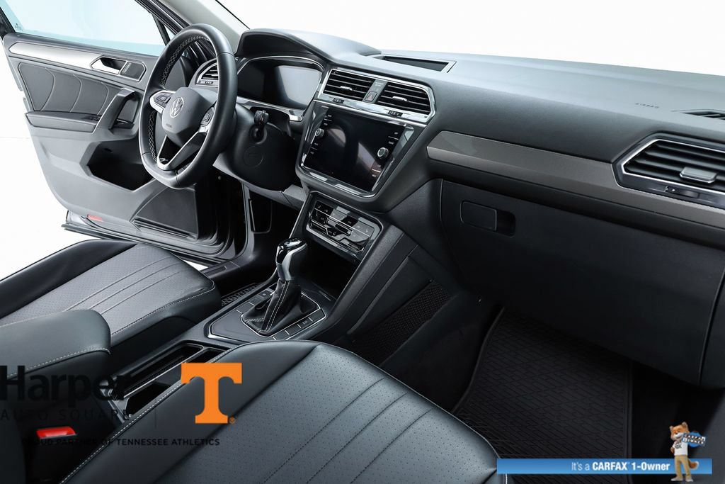 Used 2023 Volkswagen Tiguan SE w/ Panoramic Sunroof Package FWD image 32