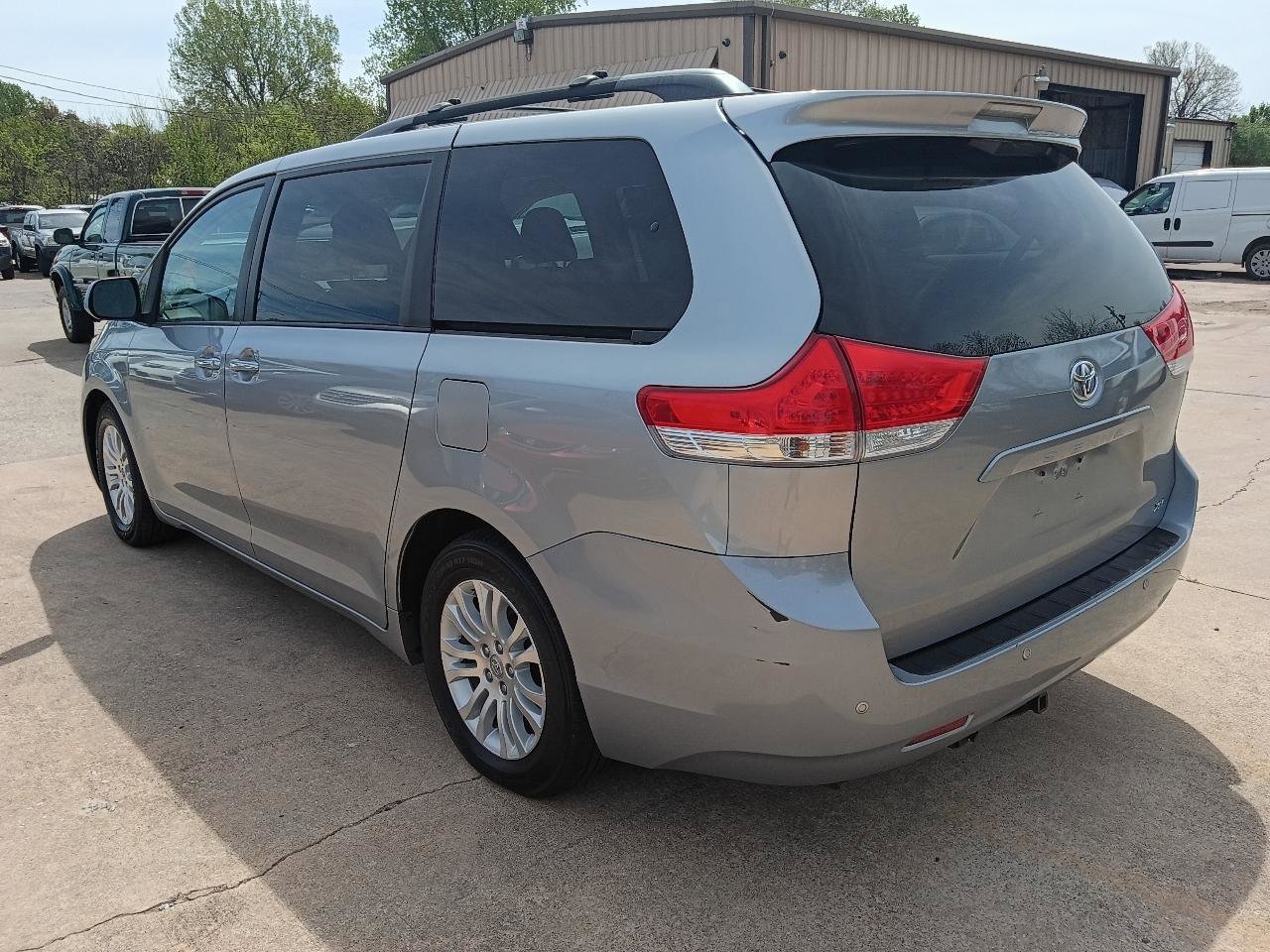Used 2014 Toyota Sienna XLE w/ Entertainment Package image 30