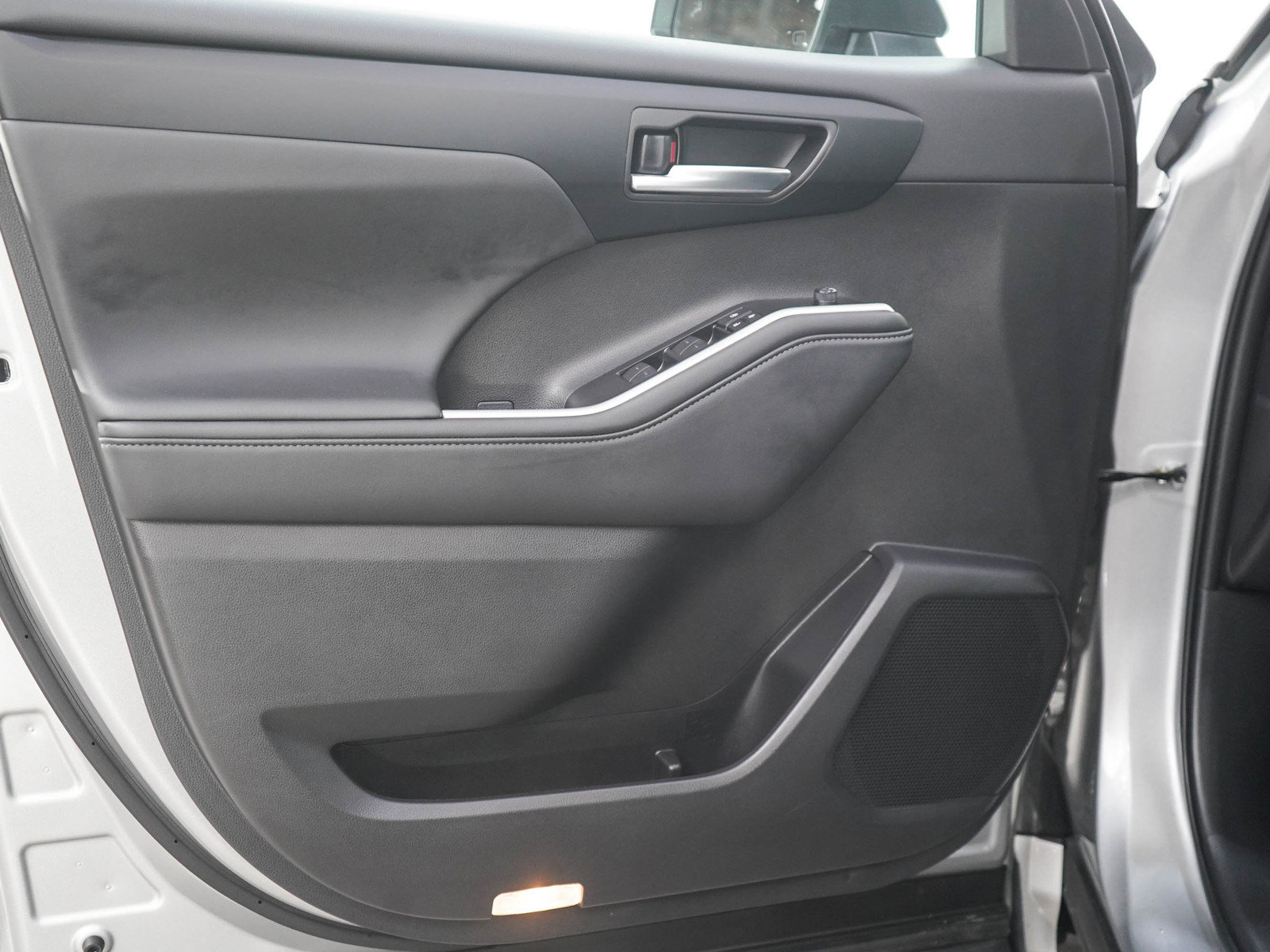 Used 2025 Toyota Highlander XLE AWD/4WD image 19