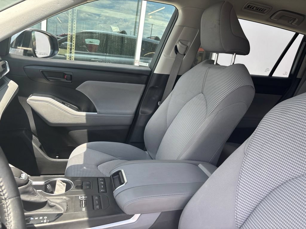 Used 2020 Toyota Highlander LE AWD/4WD image 13