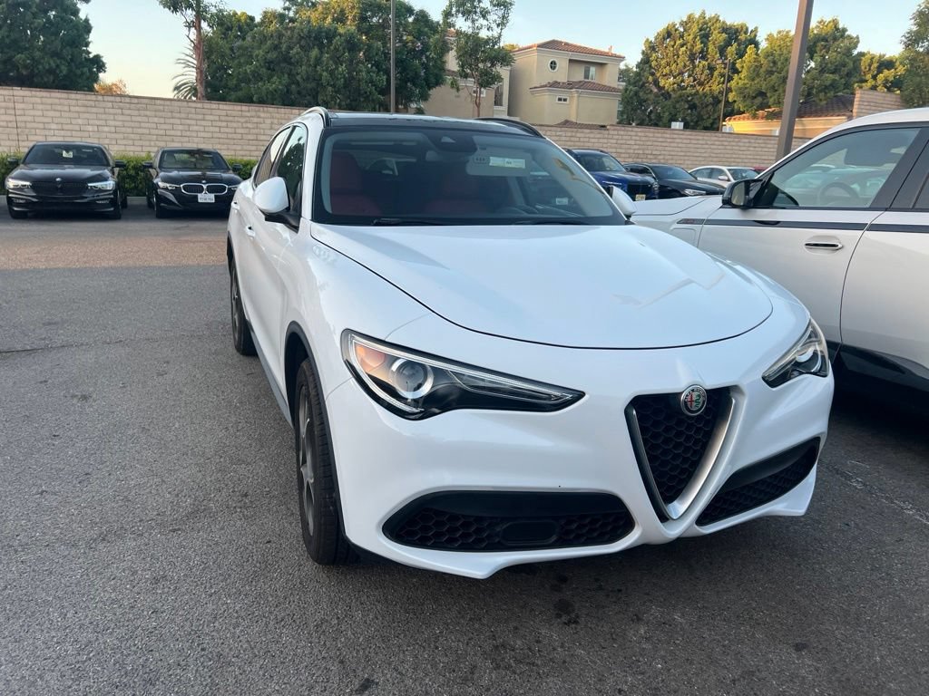 Used 2018 Alfa Romeo Stelvio Sport w/ Quick Order Package 22J Sport AWD/4WD image 2