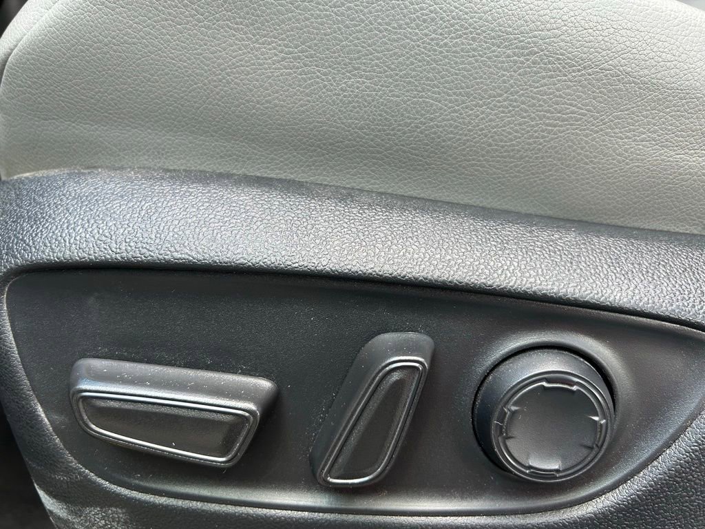 Used 2025 Toyota Sienna XLE FWD image 17