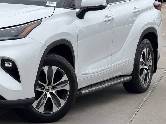 Used 2023 Toyota Highlander XLE FWD image 3