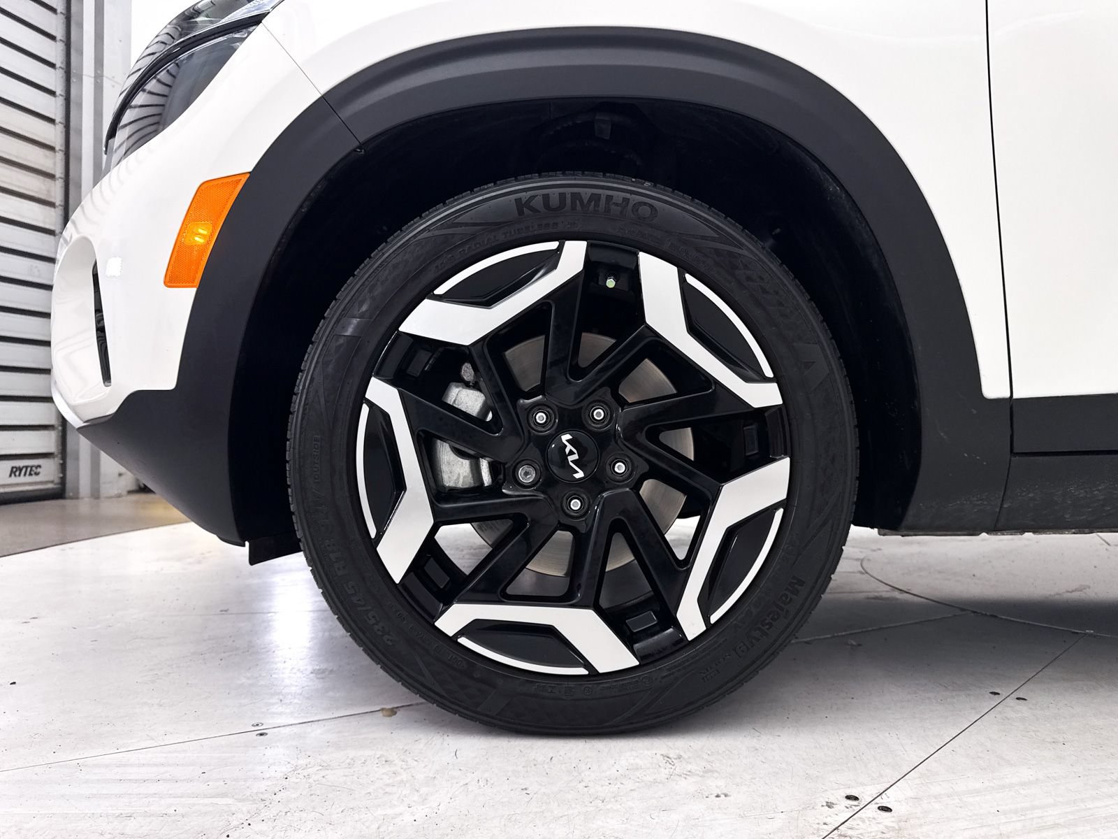 Certified 2024 Kia Seltos SX w/ SX Sunroof Package AWD/4WD image 17