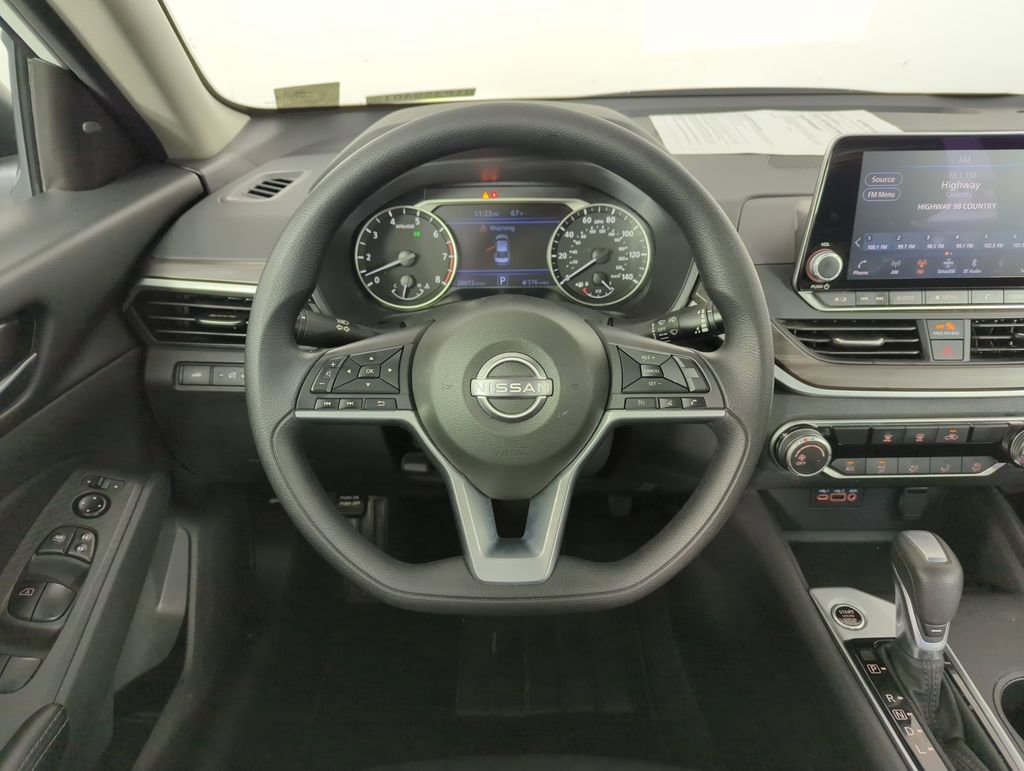 Used 2025 Nissan Altima 2.5 SV image 17