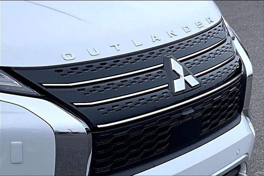 Used 2025 Mitsubishi Outlander LE image 27