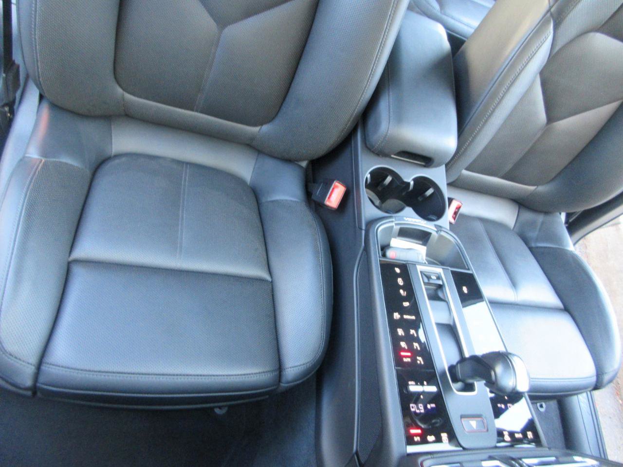 Used 2025 Porsche Macan w/ Premium Package Plus AWD/4WD image 32