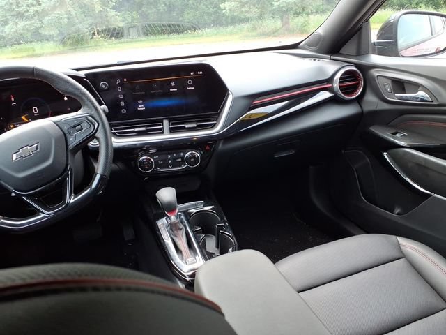 Used 2024 Chevrolet Trax RS w/ Sunroof Package FWD image 10