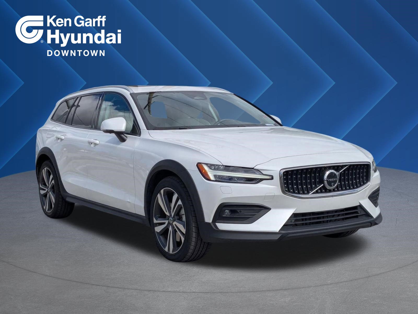 Used 2025 Volvo V60 B5 Cross Country Plus image 1