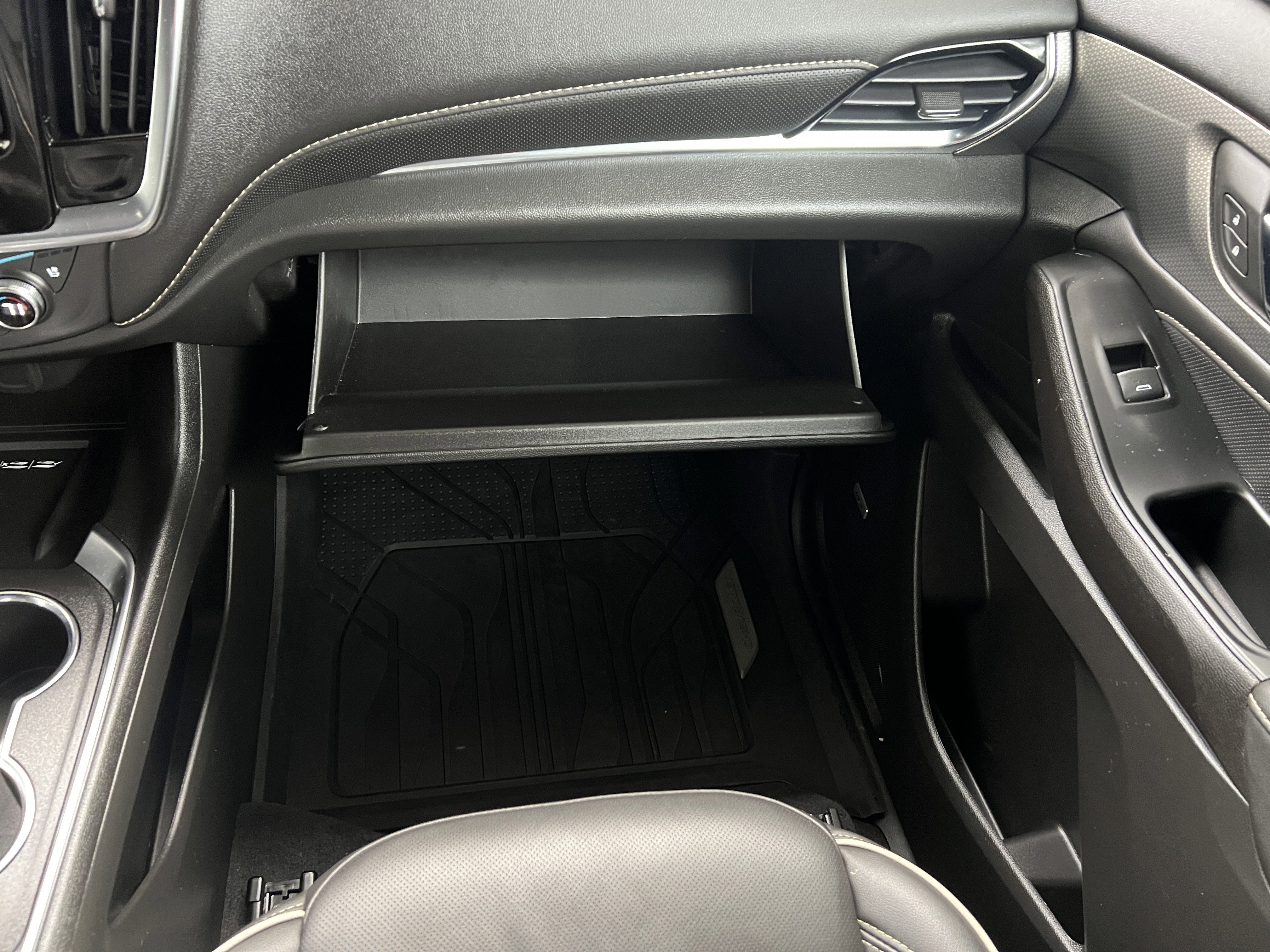 Used 2024 Chevrolet Traverse Premier w/ Redline Edition AWD/4WD image 39