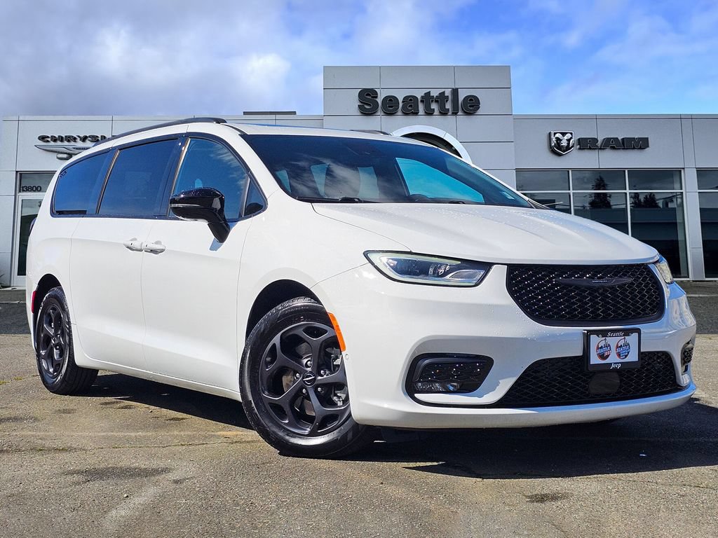Used 2023 Chrysler Pacifica Limited w/ S Appearance Package FWD image 1
