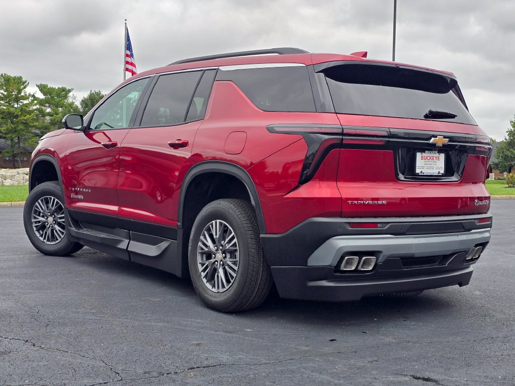 Used 2026 Chevrolet Traverse LT FWD image 6
