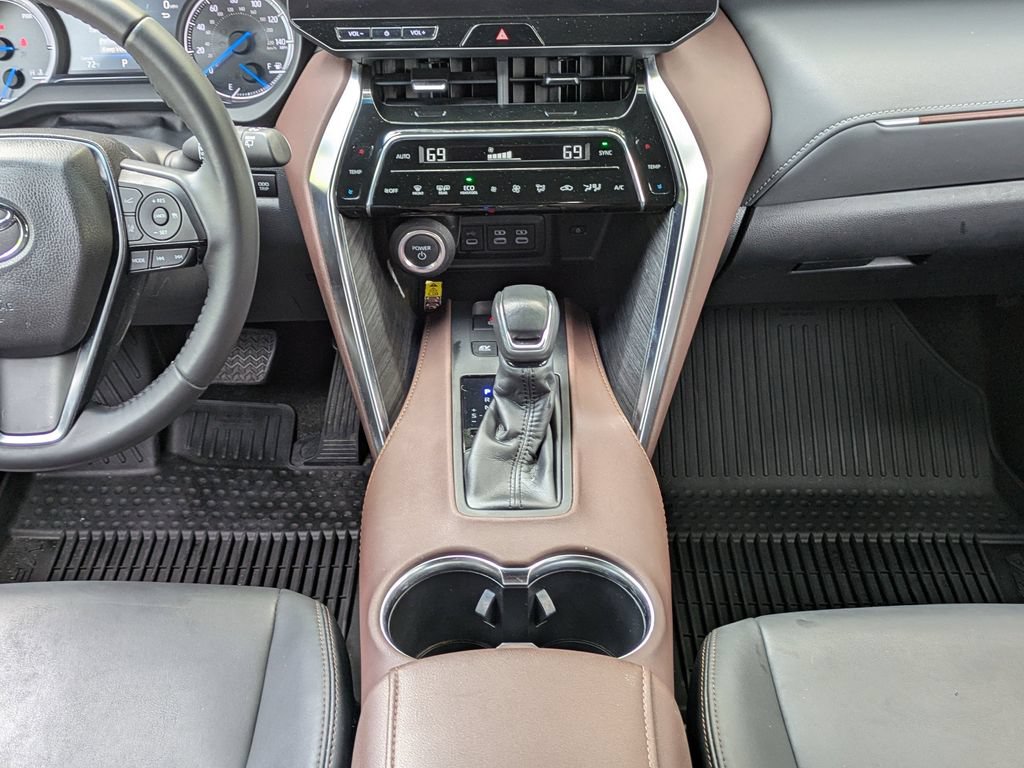 Used 2024 Toyota Venza XLE AWD/4WD image 19