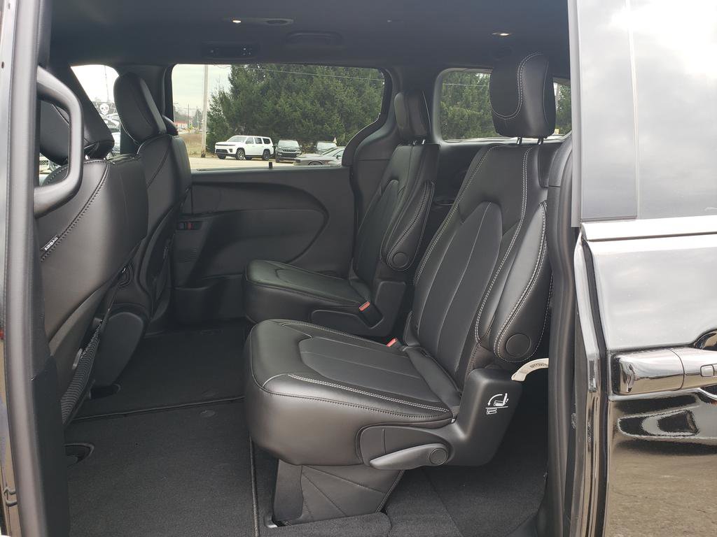 New 2026 Chrysler Pacifica Select image 11