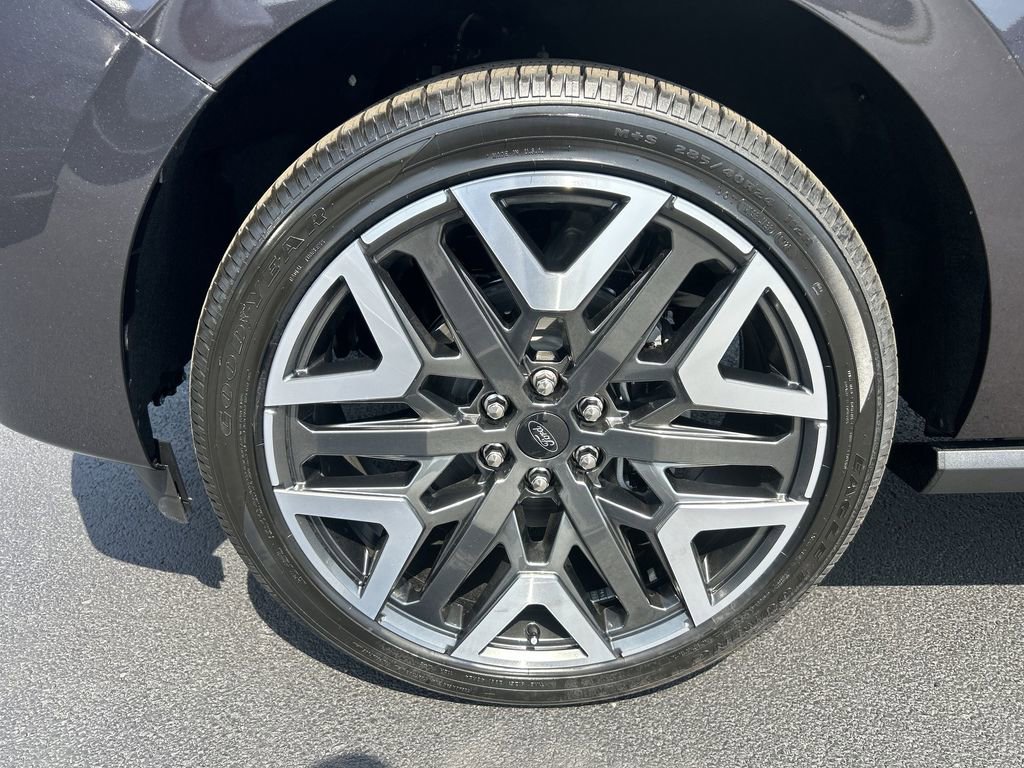 New 2026 Ford Expedition Platinum image 16