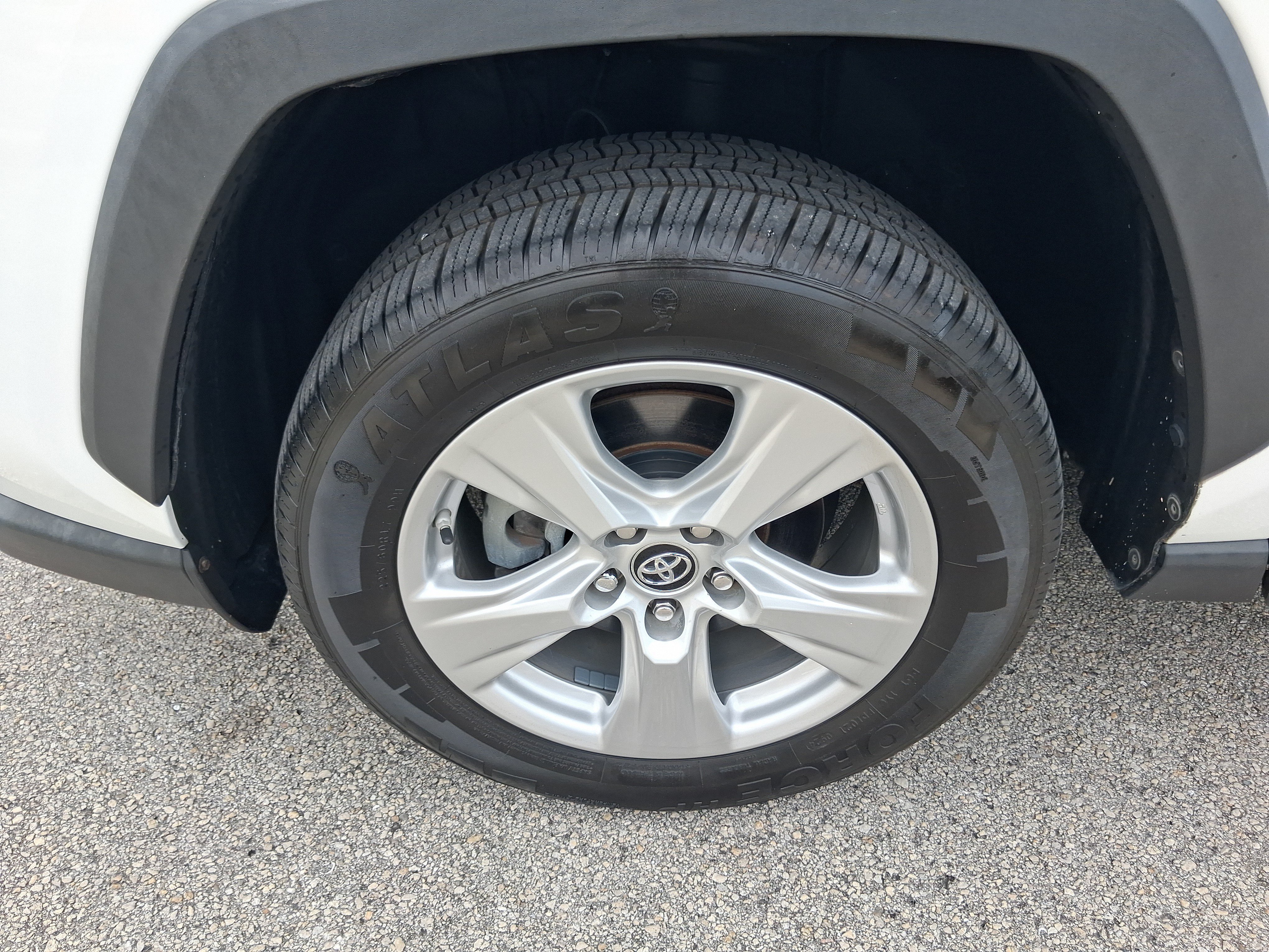 Used 2019 Toyota RAV4 XLE w/ Convenience Package FWD image 17