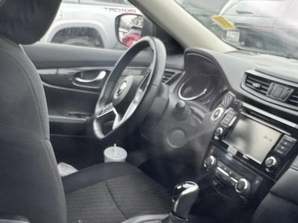 Used 2019 Nissan Rogue SV image 2