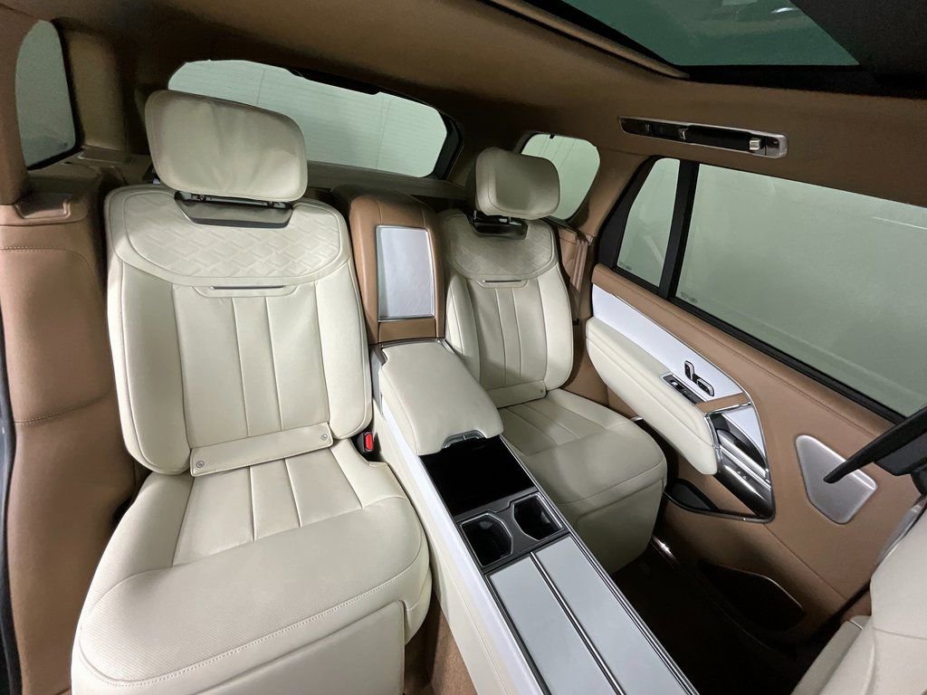 Used 2025 Land Rover Range Rover SV image 22