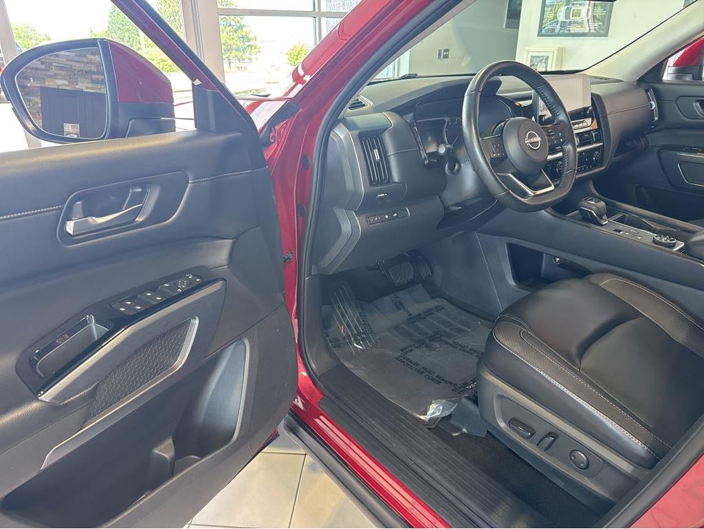 Used 2023 Nissan Pathfinder SL AWD/4WD image 15