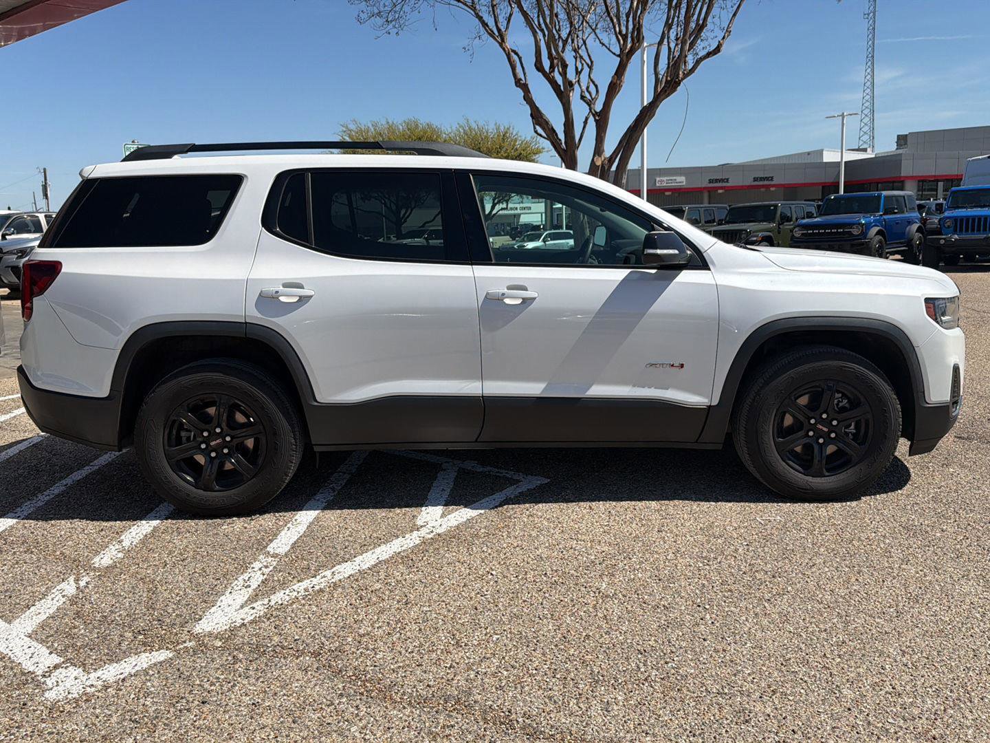 Used 2022 GMC Acadia AT4 w/ Preferred Package image 2