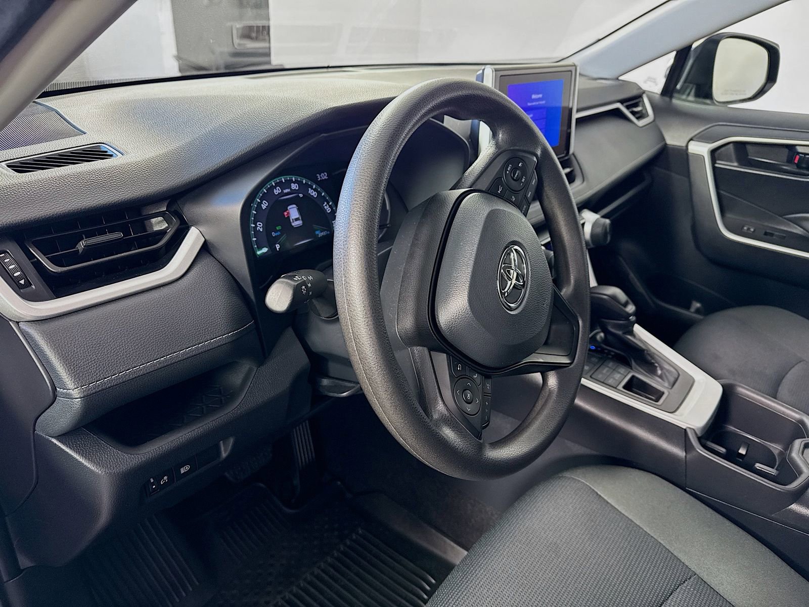 Used 2024 Toyota RAV4 LE AWD/4WD image 7