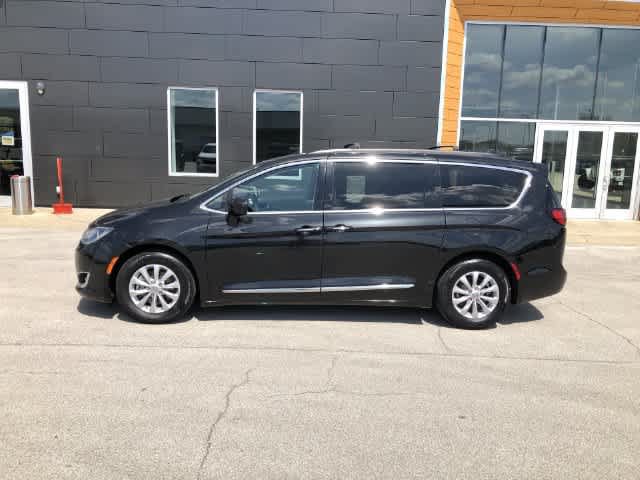 Used 2017 Chrysler Pacifica Touring-L FWD image 3