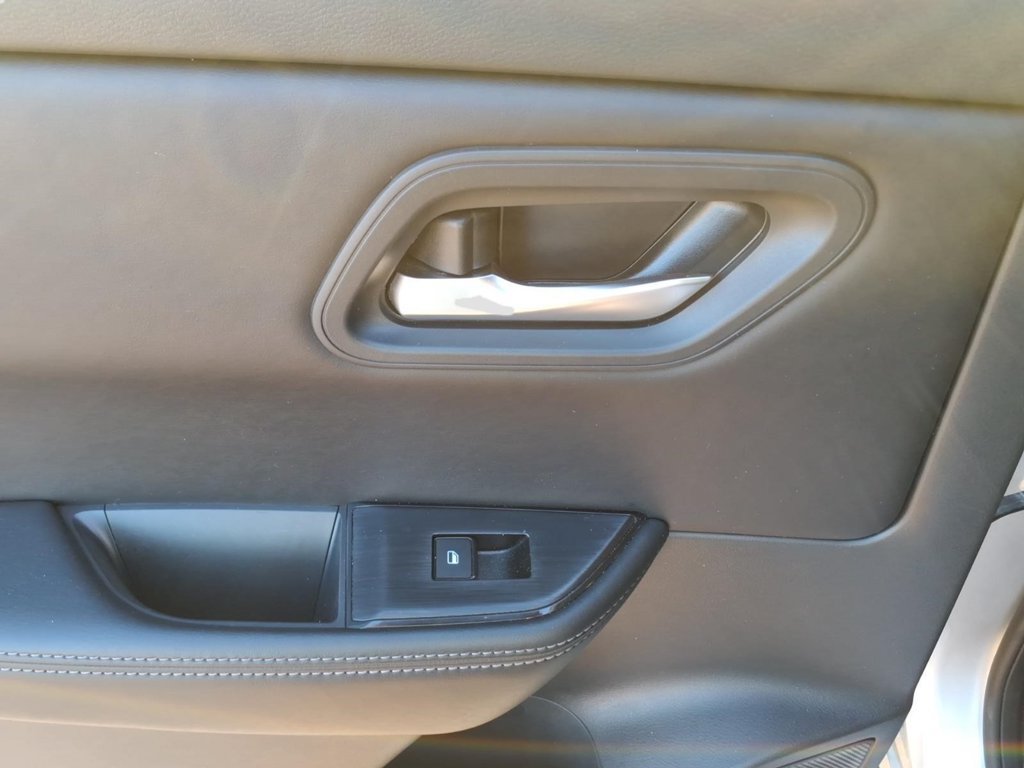 Used 2025 Nissan Rogue SV FWD image 16
