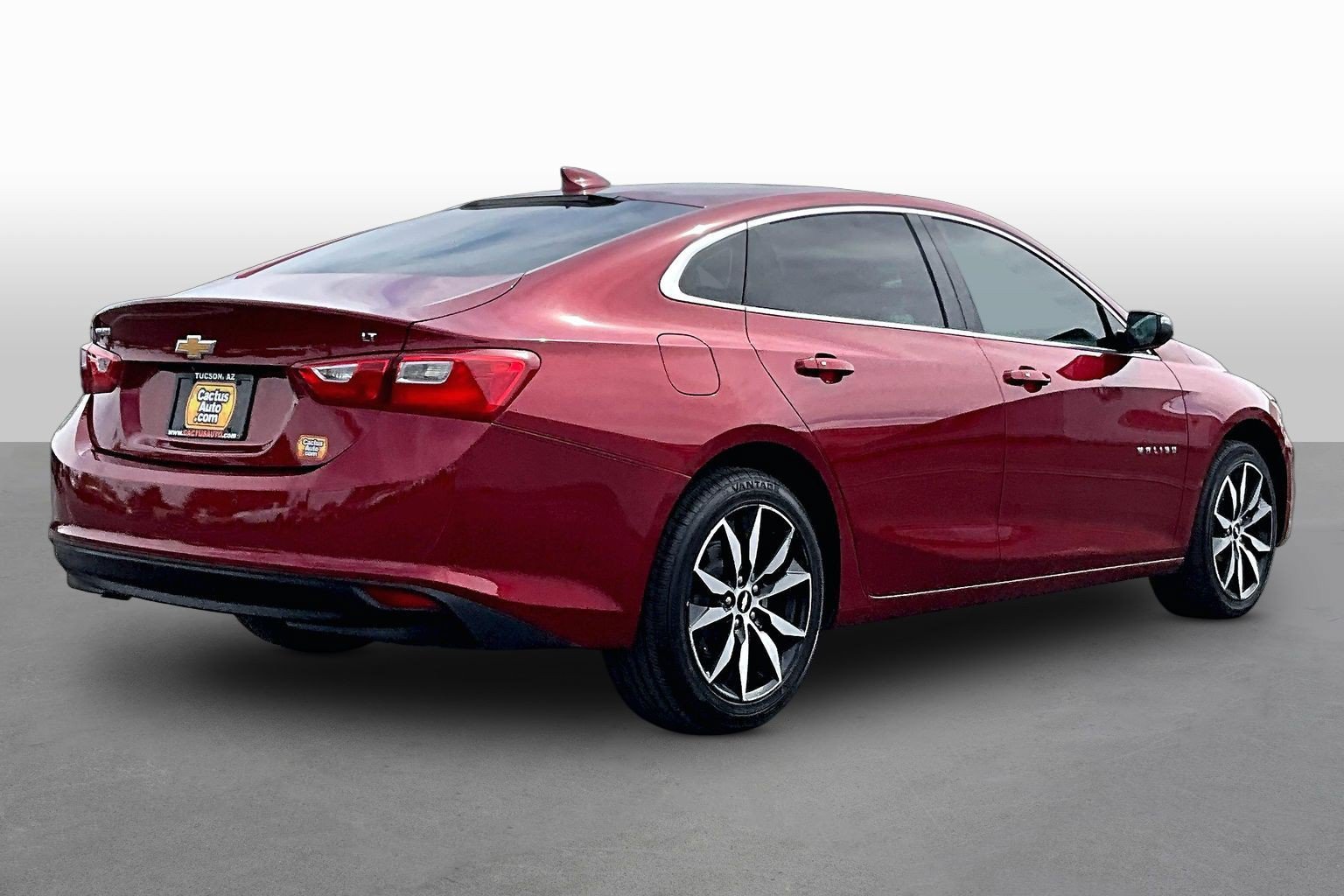 Used 2018 Chevrolet Malibu LT w/ Leather Package FWD image 2