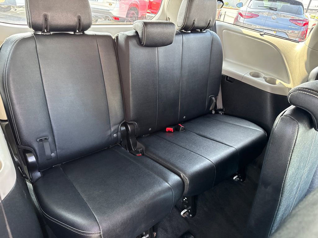 Used 2017 Toyota Sienna SE Premium image 16