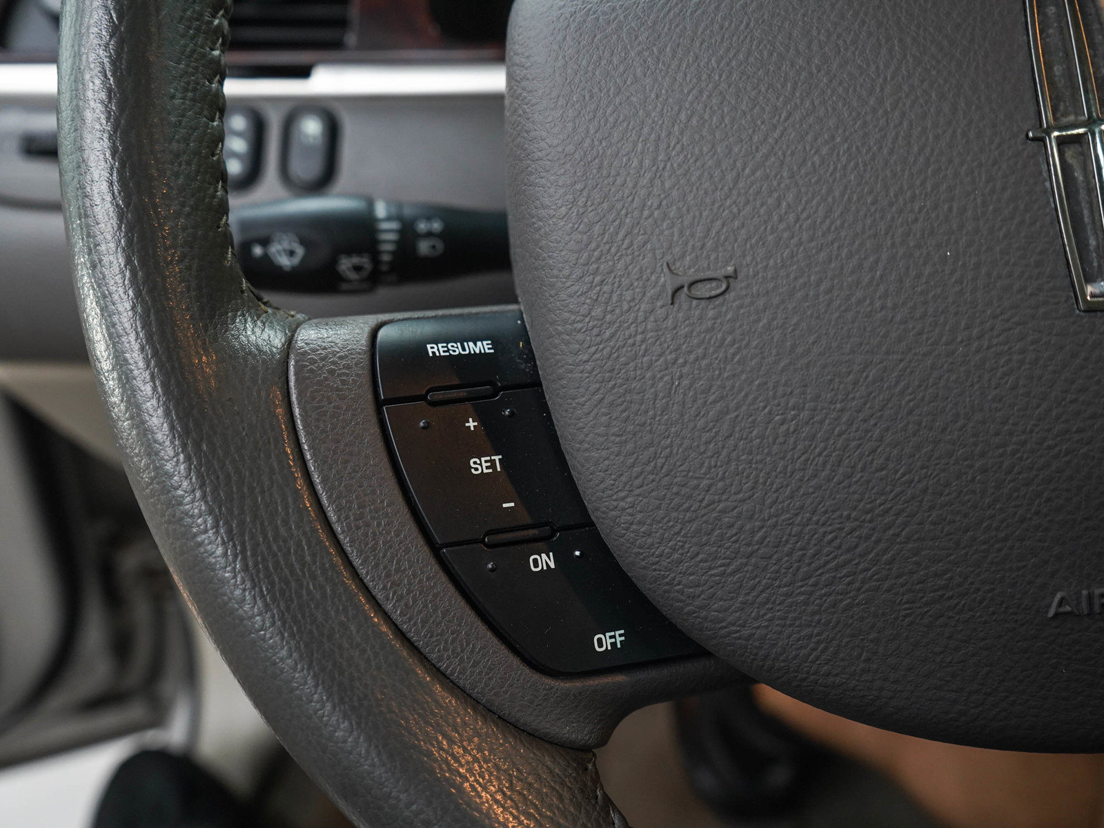Used 2006 Lincoln Town Car Signature Limited RWD image 21
