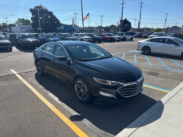 Used 2022 Chevrolet Malibu LT w/ Leather Package FWD image 3