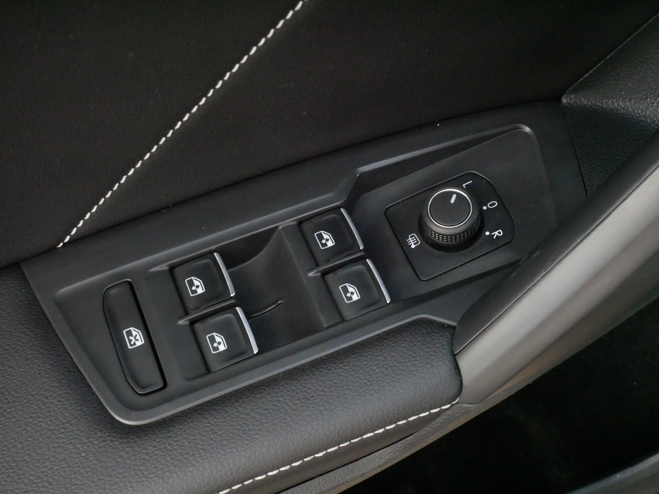 Certified 2023 Volkswagen Tiguan SE R-Line AWD/4WD image 19
