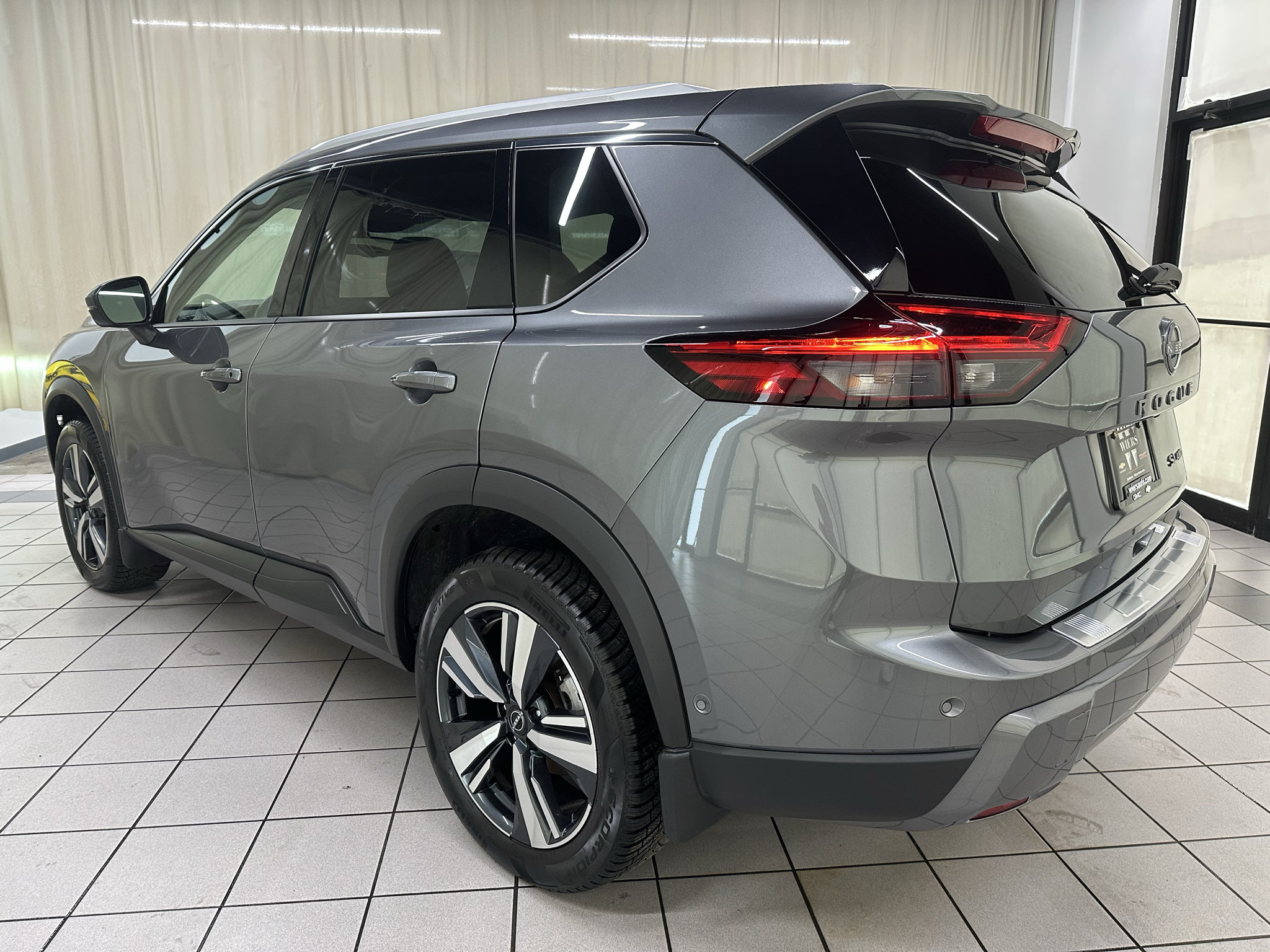 Used 2024 Nissan Rogue SL AWD/4WD image 11